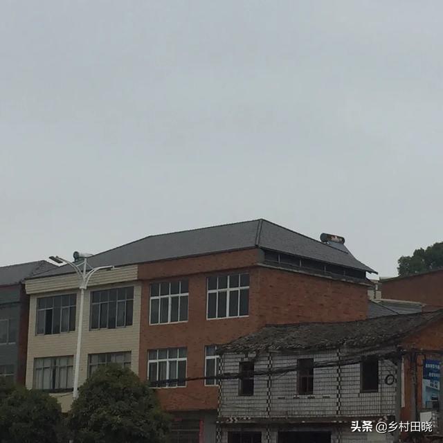 農村自建房坡屋頂,用琉璃瓦還是樹脂瓦?看看內行人的經驗分享