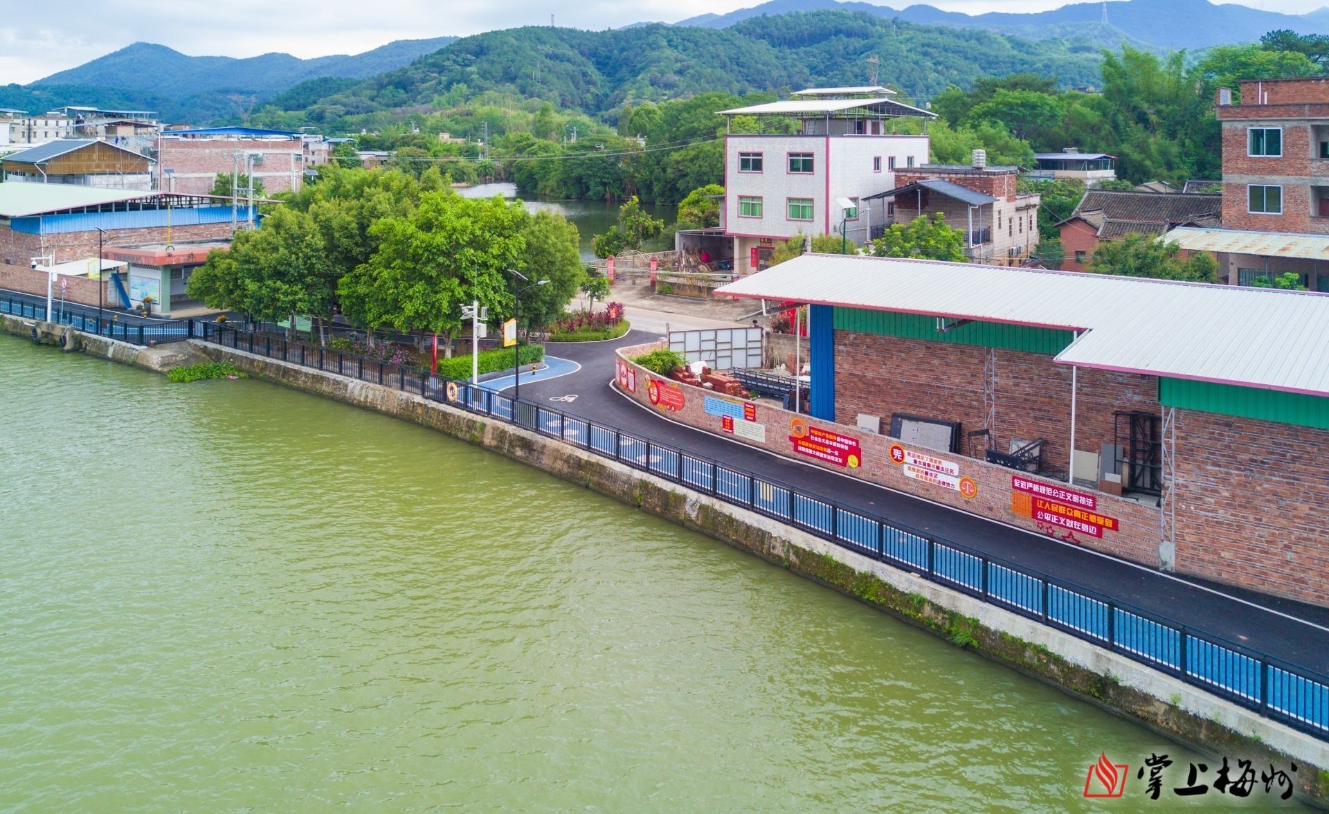 ↑長沙圩鎮(zhèn)碧道鋪設(shè)了瀝青并劃分跑道和自行車道,“顏值”再獲提升。(林翔 攝)